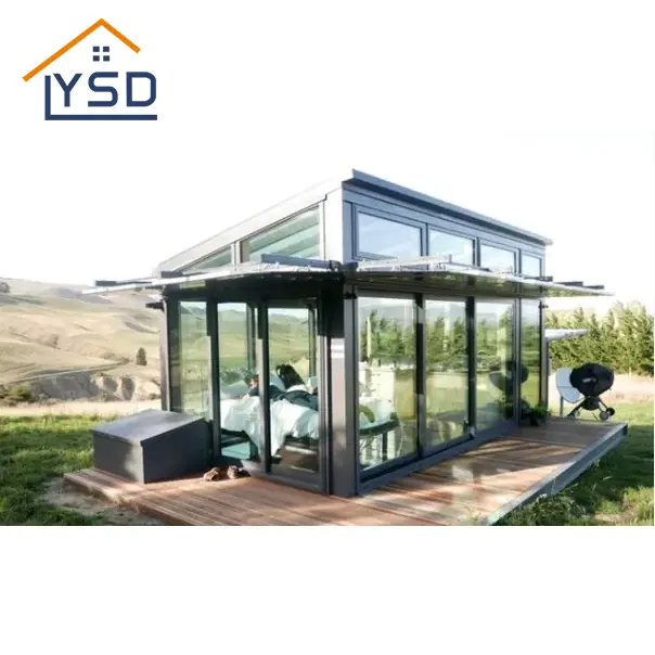 ¿Cuál es la actitud de los jóvenes hacia la cabaña de vidrio transparente?