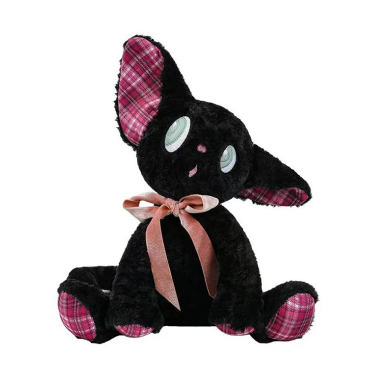 Adorable gatito de peluche que escucha a escondidas
