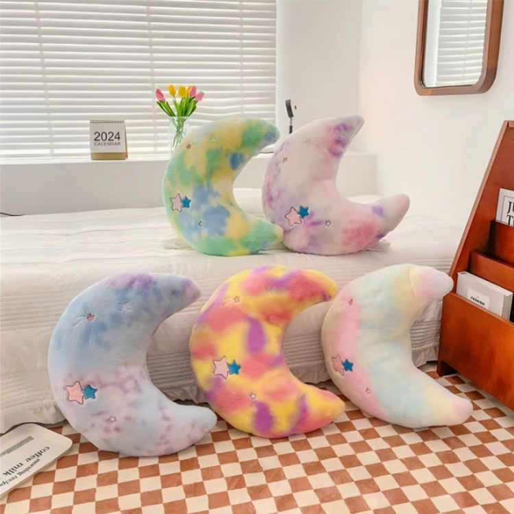 Adorable almohada en forma de luna