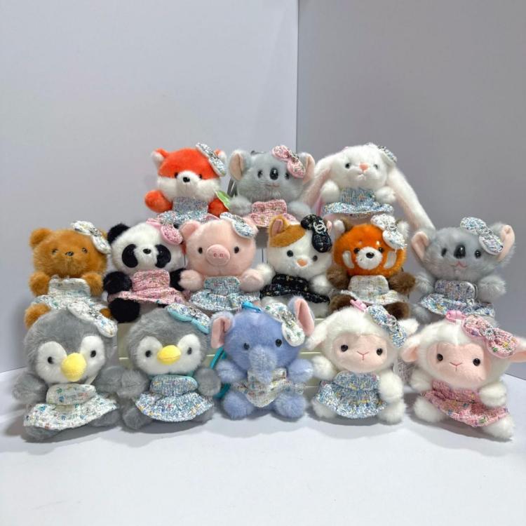 Llavero de peluche animal vestido