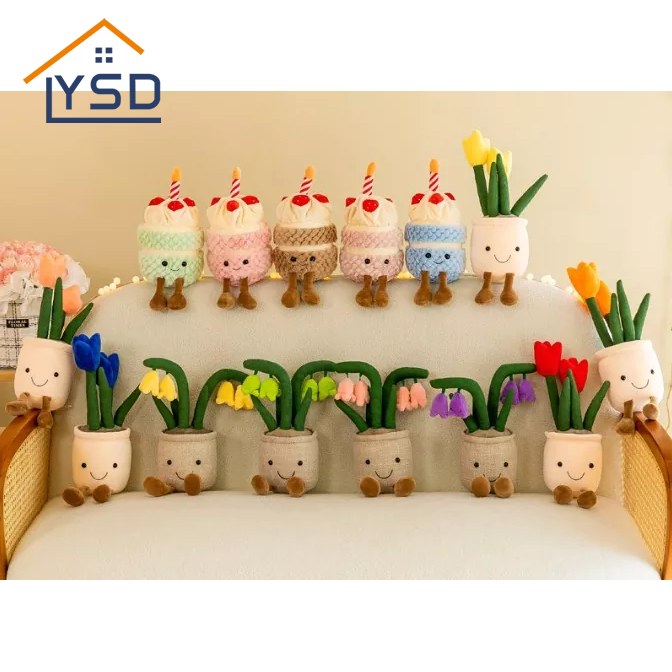 Muñeca de peluche de planta en maceta